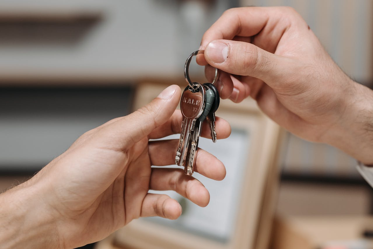 família recebendo chave da casa após consórcio contemplado