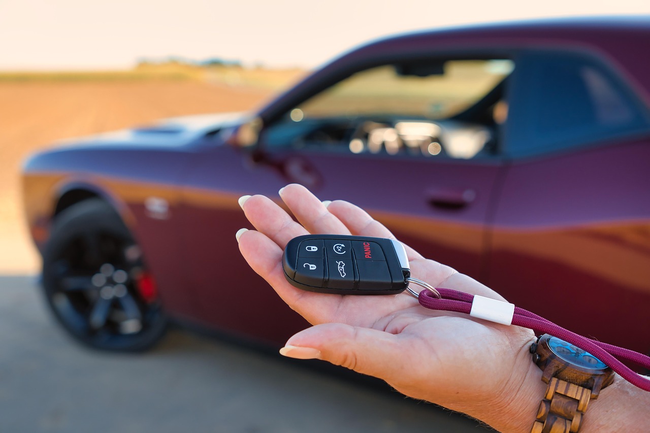 Consórcio XP em contexto de compra planejada de automóvel com a chave na mão e o carro de fundo.