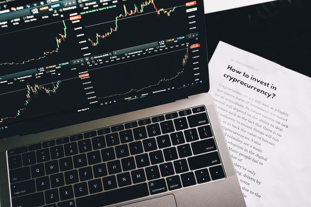 Notebook com gráficos de cotações na tela durante a análise de tipos de investimentos
