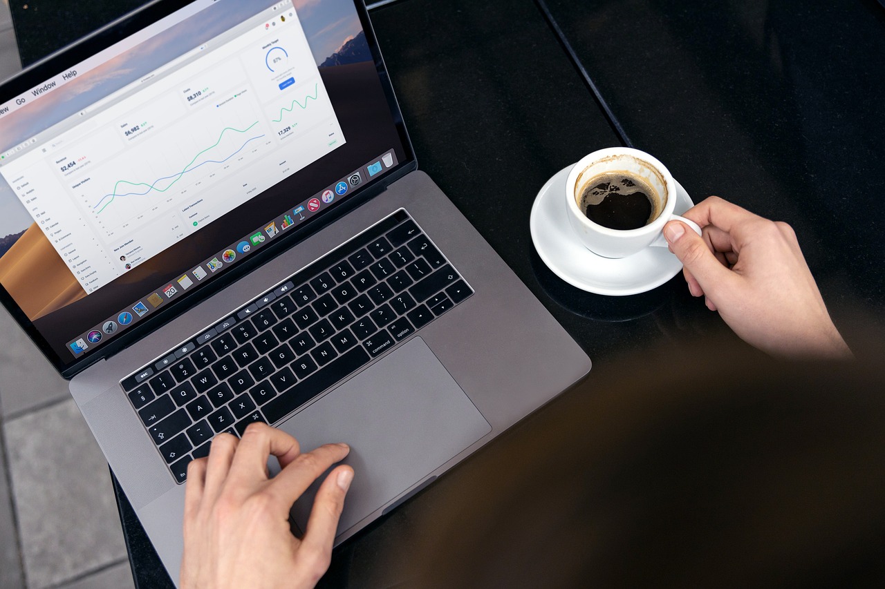 Tela de laptop com gráficos de planejamento financeiro relacionados ao modelo fee fixo em investimentos.