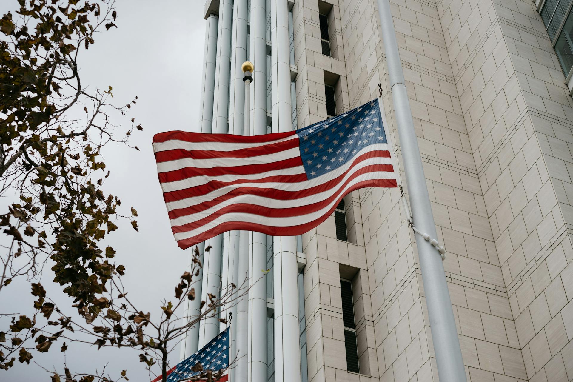 Recontratação de funcionários demitidos na Era Trump