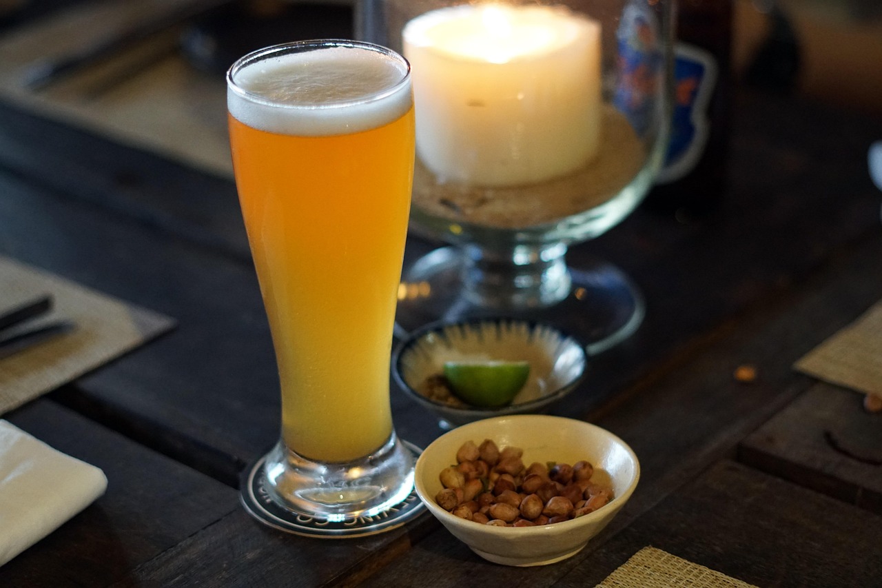 Cerveja em mesa de restaurante ilustrando o impacto do imposto do pecado na Reforma Tributária