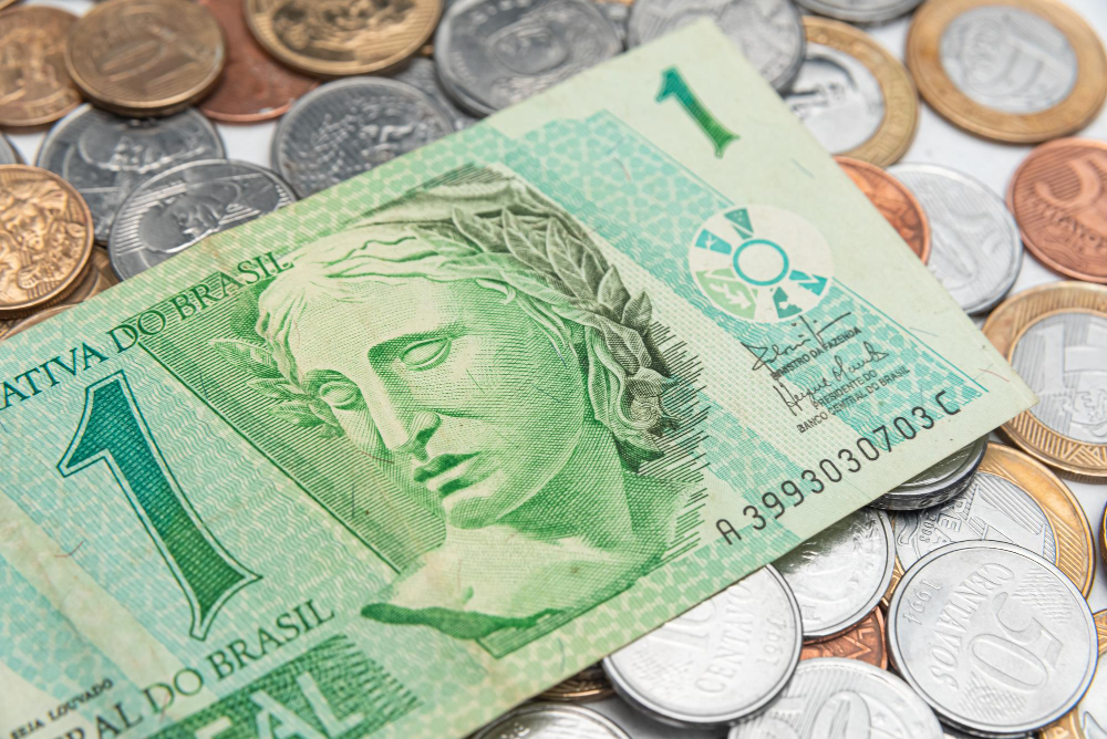 Ilustração de dinheiro simbolizando a proteção oferecida pelo FGC aos investidores do Banco Master