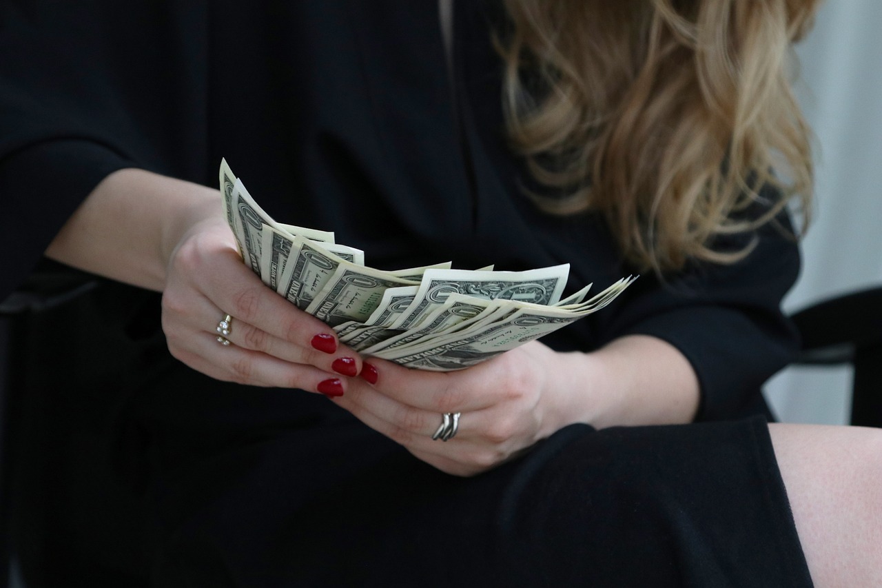 Notas de dólar na carteira representando internacionalização