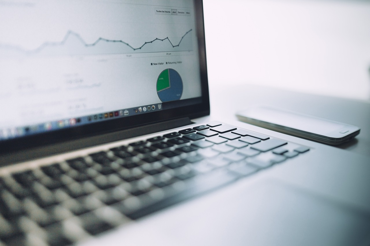 Calculadora do milhão em simulação de planejamento financeiro no notebook para chegar ao primeiro milhão