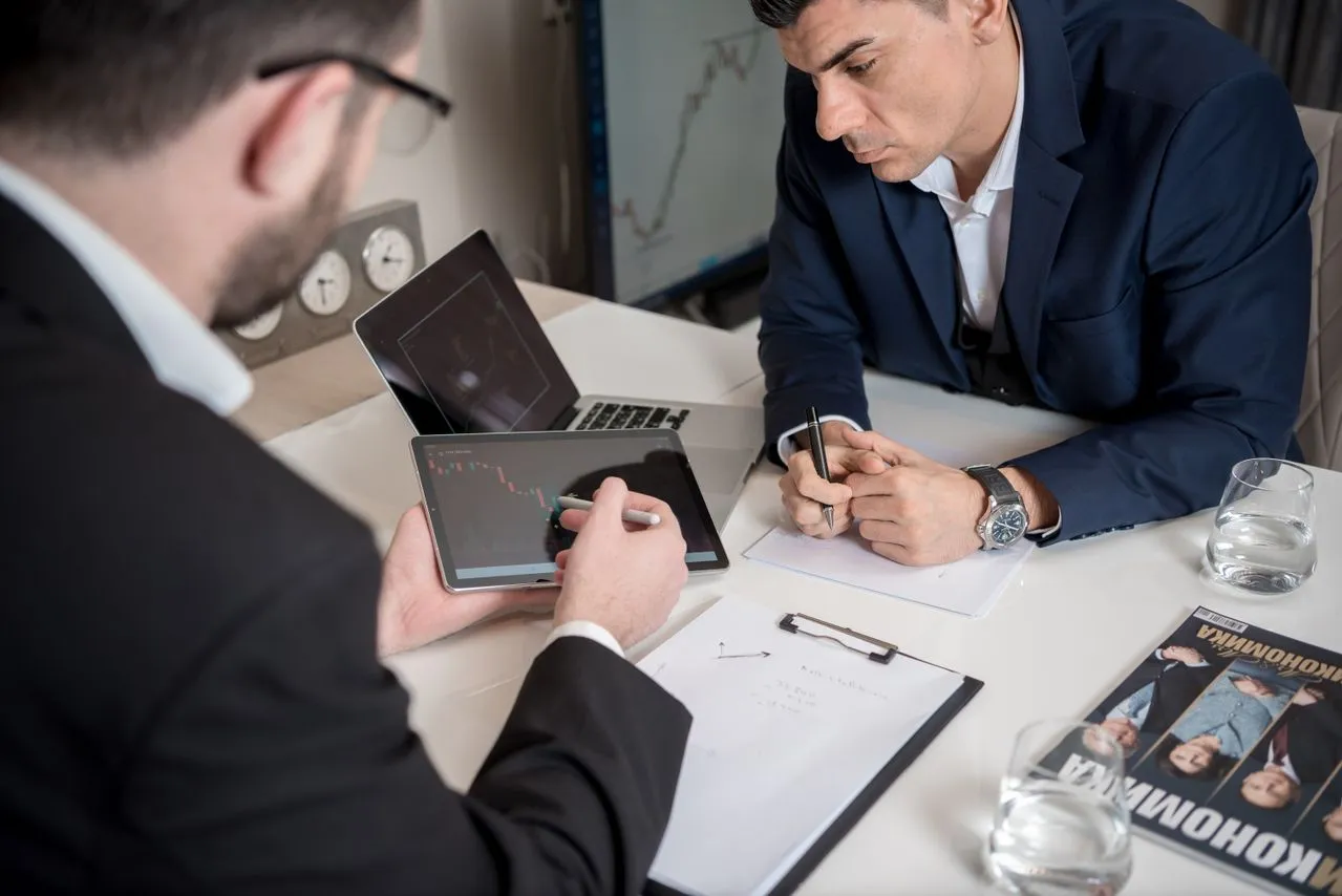 Consultor financeiro revisando a carteira do cliente no modelo de atendimento fee based
