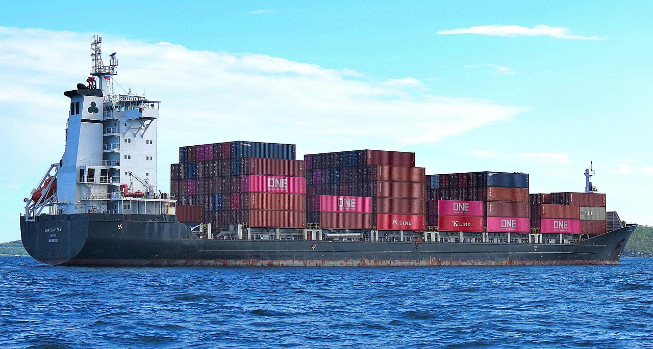 Navio cargueiro em rota internacional, imagem que representa os efeitos da Guerra no Irã nas exportações brasileiras.