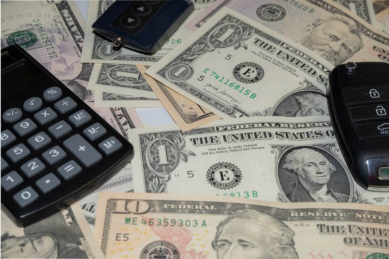Notas de dólar e pesos argentinos simbolizando o fortalecimento das reservas internacionais.