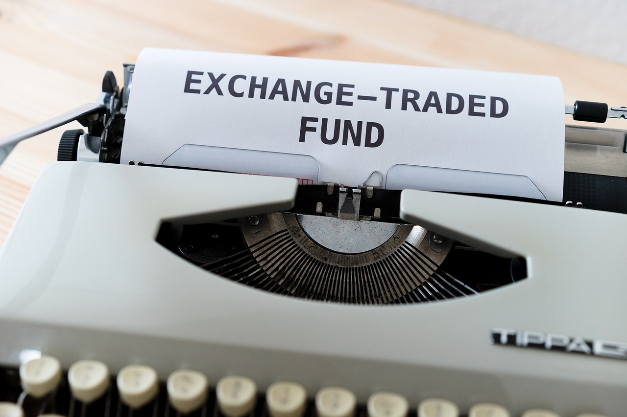 Máquina de escrever com a expressão Exchange-Traded Fund em destaque, simbolizando o investimento em ETF