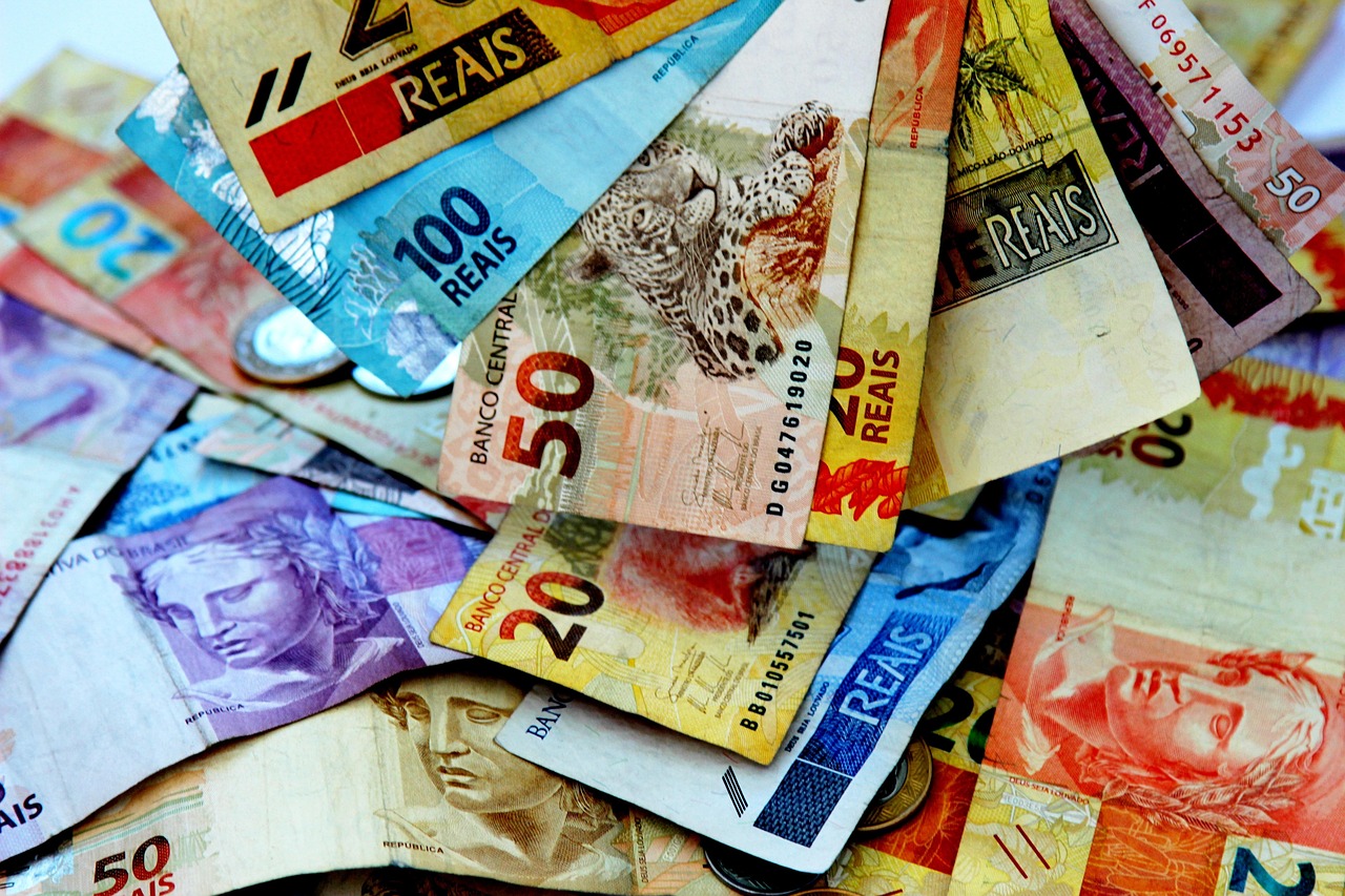 Cédulas de real brasileiro espalhadas, ilustrando os efeitos da Super Quarta sobre a Selic e os investimentos.