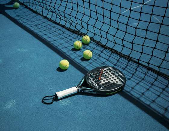 Raquete de padel na quadra