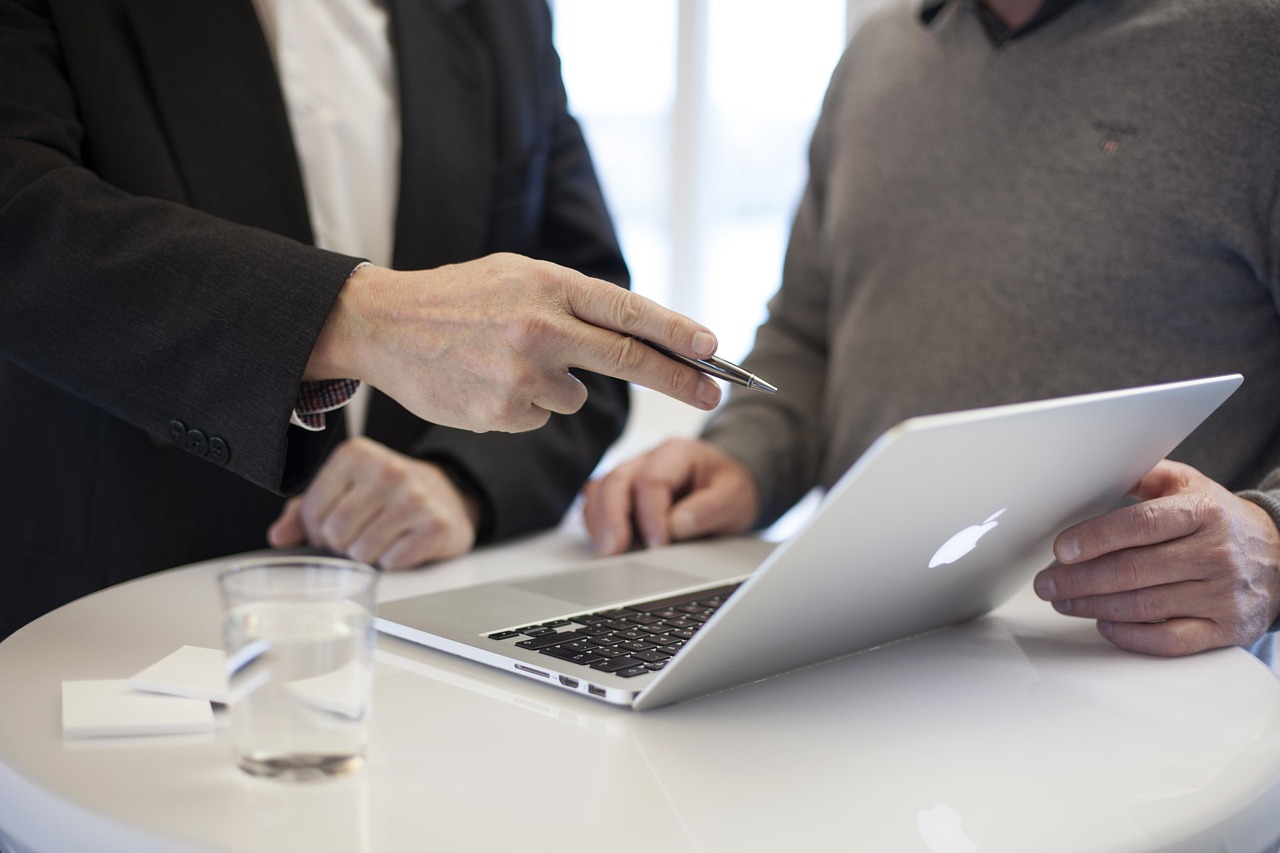 Um consultor de investimentos em reunião de consultoria patrimonial com cliente