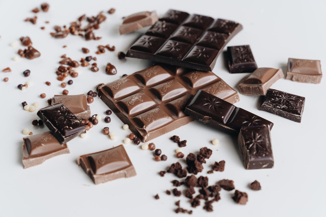 Foto de barras de chocolate quebradas representando a crise do cacau.