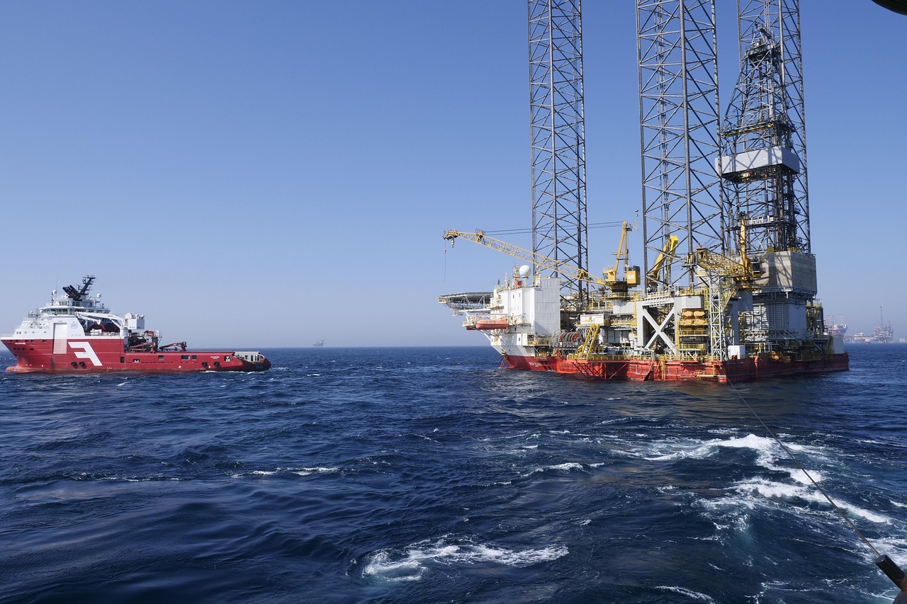 Irã e EUA em contexto de cessar-fogo com operação de petróleo em rota marítima estratégica.
