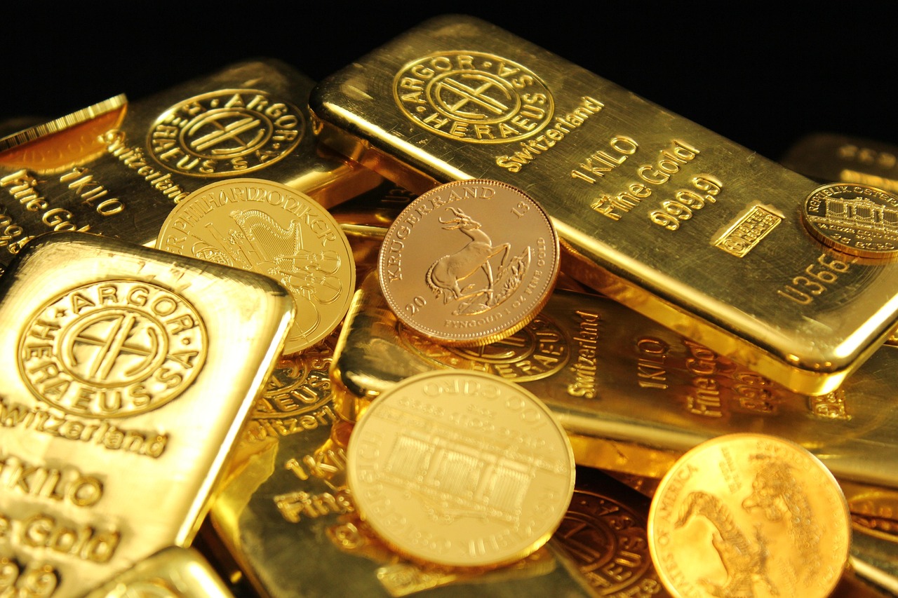 Investimento em ouro vale a pena em cenários de crise representado em muitas barras de ouro.