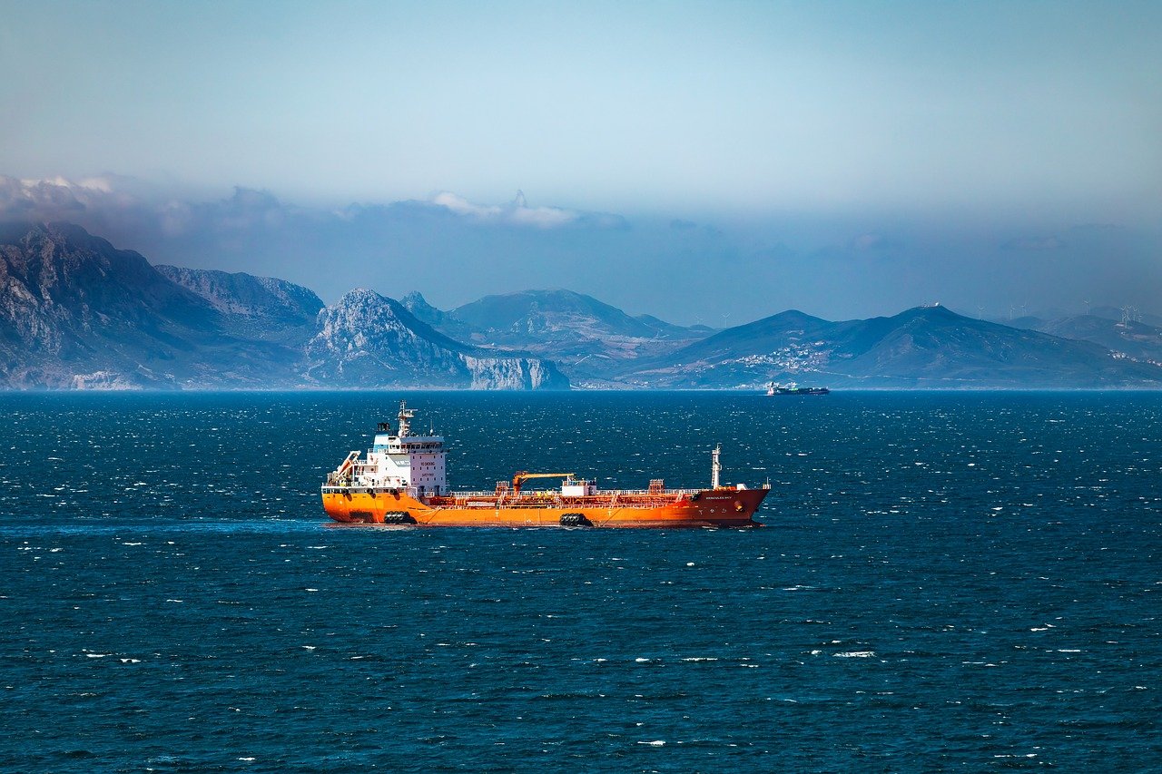Navio petroleiro no mar, em imagem que ilustra artigo sobre o Estreito de Ormuz.