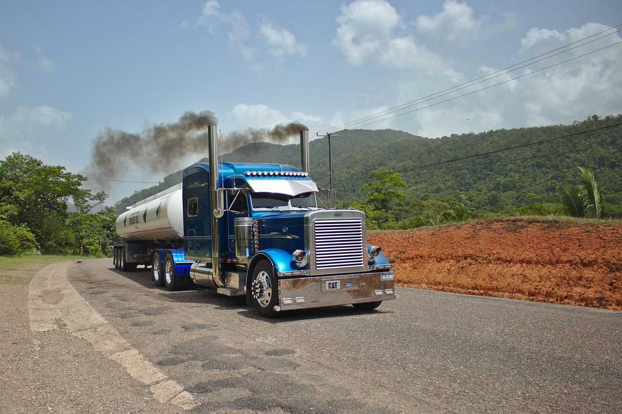 Caminhão em rodovia ilustra a alta do diesel e seus impactos na logística