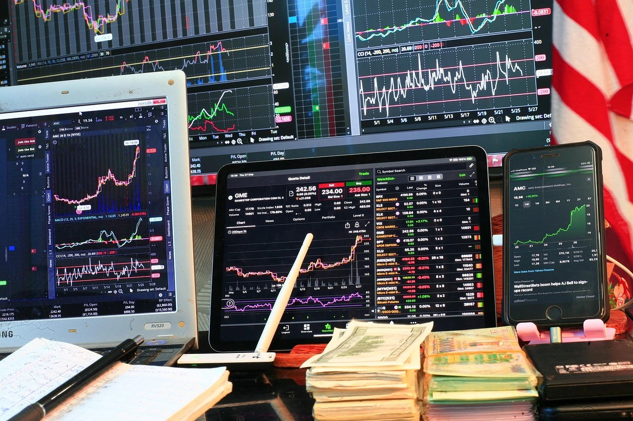 Investidor consultando cotações no home broker para investir em BDR pela Bolsa brasileira