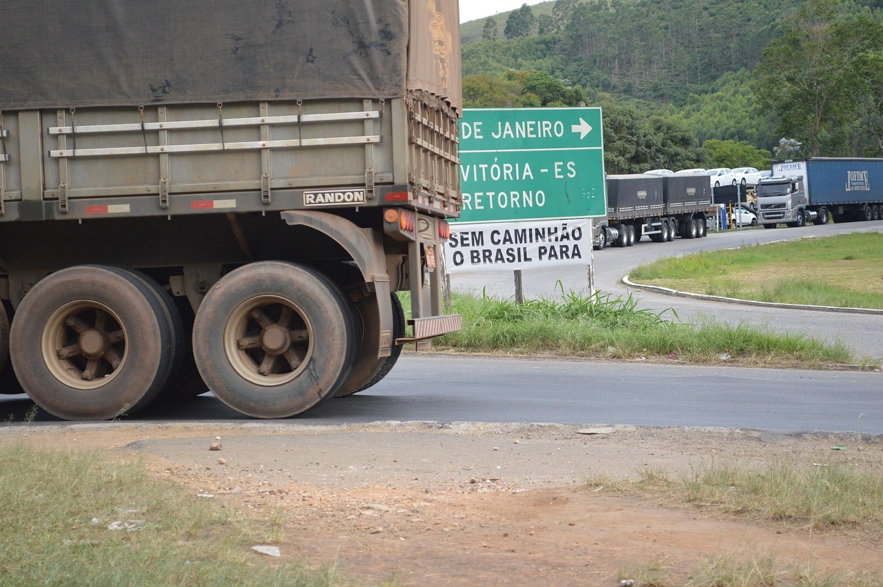 Greve dos caminhoneiros hoje e um enorme engarrafamento de caminhões.