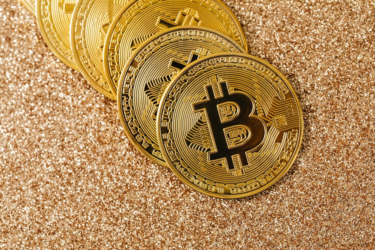 Queda do Bitcoin acentuada em novembro de 2025, com velas vermelhas e tendência de baixa.