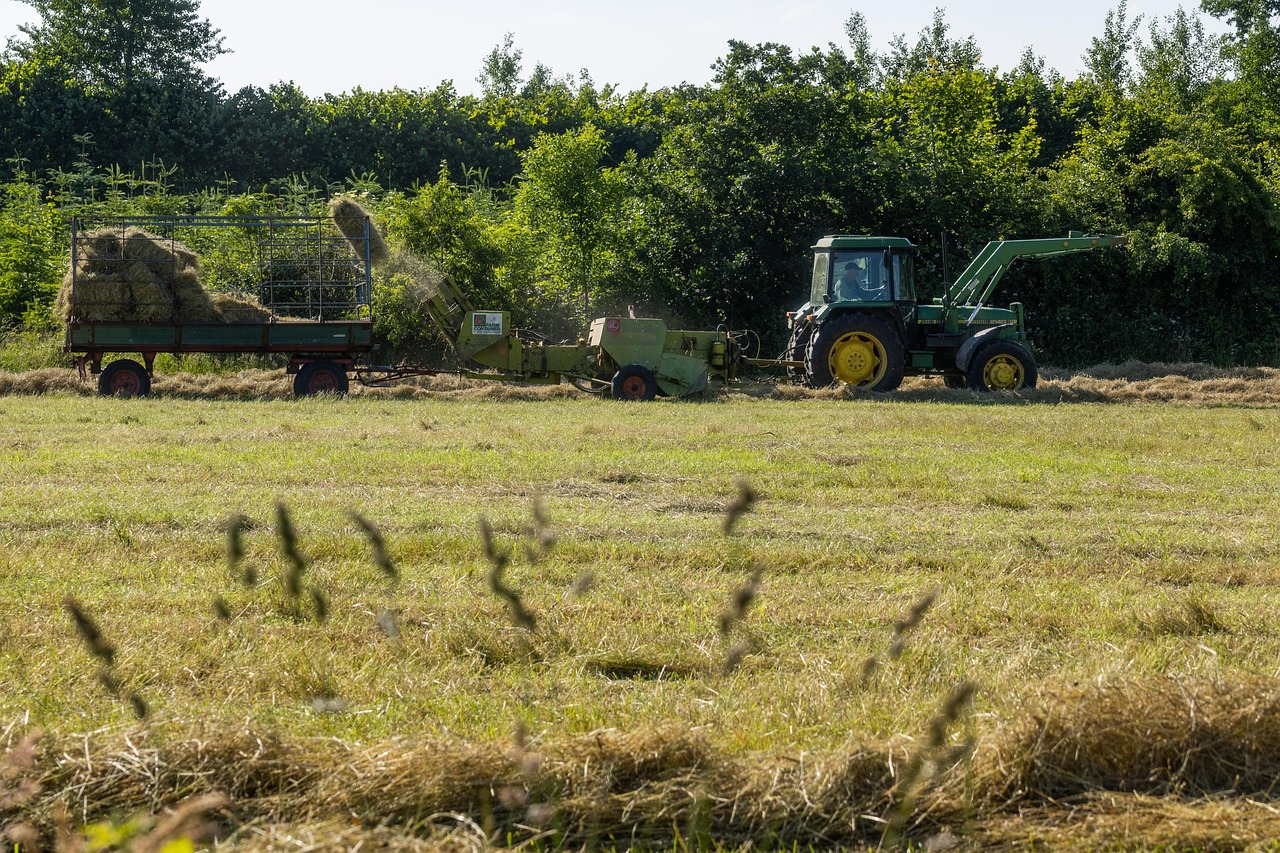 Reforma Tributária no agronegócio representada por um trator fazendo a lida no campo